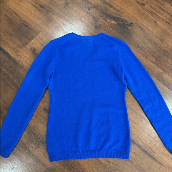 Charter Club 100% cashmere women's V-neck sweater in an Royal Blue color Sz XS - Picture 6 of 6